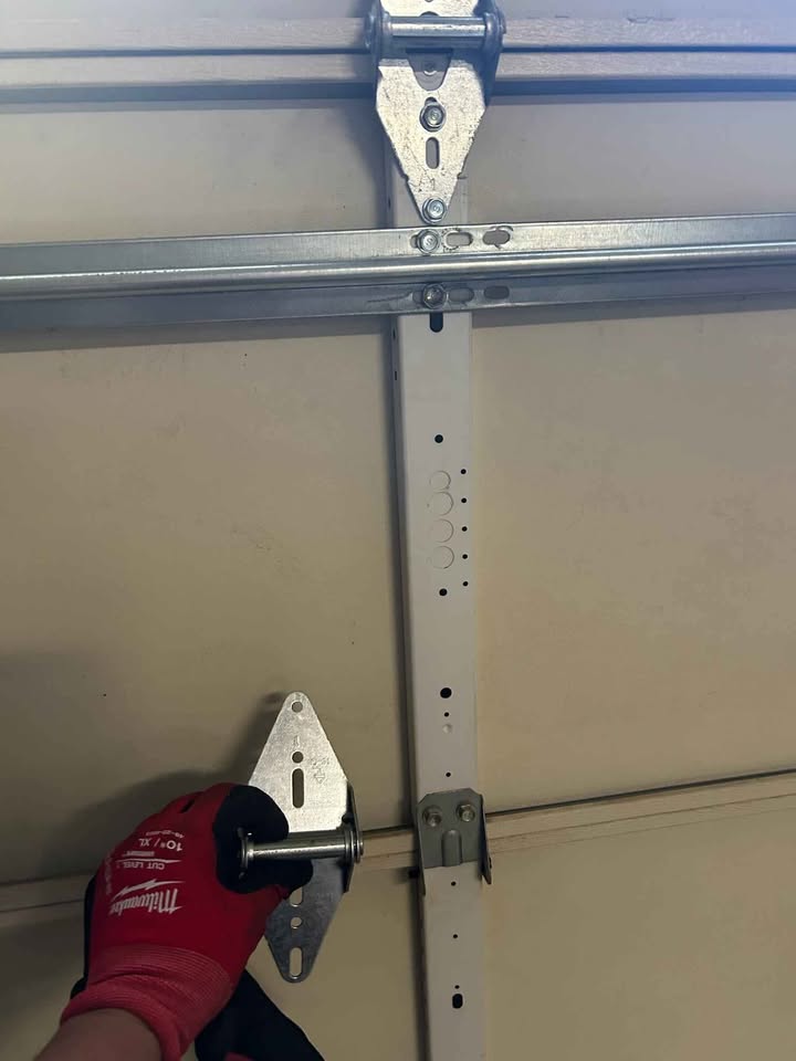 Detalle de riel y bisagra de puerta